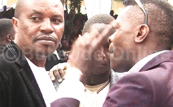 Sseguya ( ku kkono) ne Chameleone. Sseguya ( ku kkono) ne Chameleone.