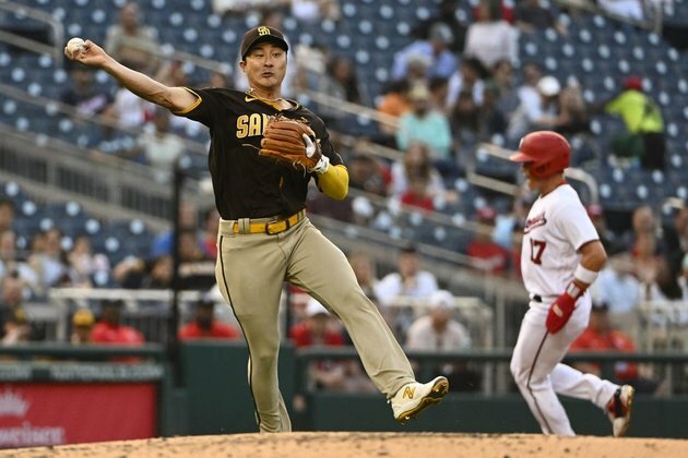 Padres INF Ha-Seong Kim (knee) exits, X-rays negative