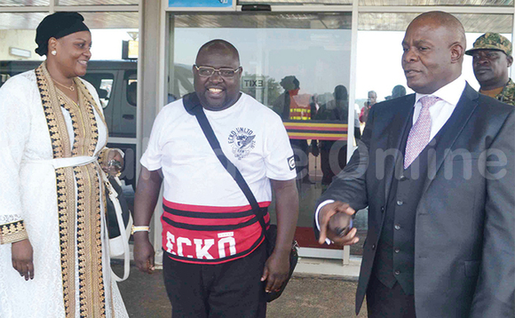 Kamuswaga w’e Kooki, Apollo Sansa (mu ssuuti) nga yaakatuuka ku kisaawe ky’ennyonyi e Ntebe; addiriddwa Katikkiro w’e Kooki Hajji Iddi Ahmed Kiwanuka (mu byeru) Kamuswaga w’e Kooki, Apollo Sansa (mu ssuuti) nga yaakatuuka ku kisaawe ky’ennyonyi e Ntebe; addiriddwa Katikkiro w’e Kooki Hajji Iddi Ahmed Kiwanuka (mu byeru)