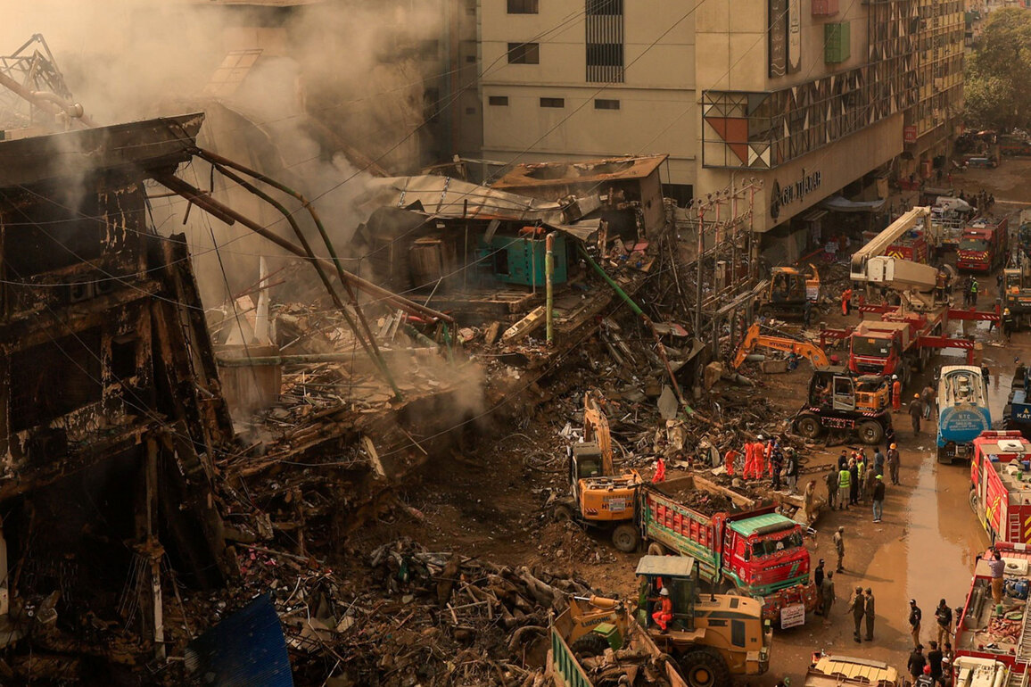 Pakistan: 26 people dead, 81 still missing in Karachi's Gul Plaza fire