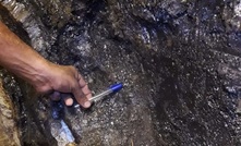  A graphite vein discovered this year at Ceylon’s M1 site in Sri Lanka