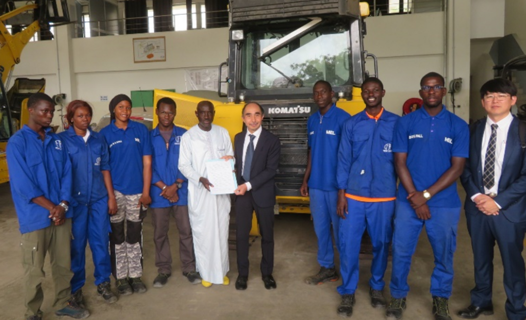 Komatsu has signed a scholarship agreement with the Centre de Formation Professionnelle et Technique SENEGAL-JAPON (CFPT-SJ) in Senegal, as part of its ongoing commitment to human resource development