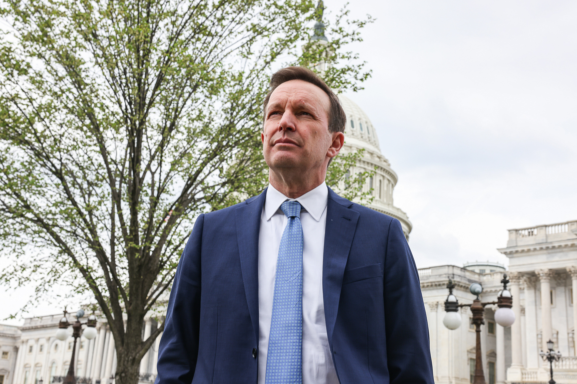 Chris Murphy, a new 'pugilistic populist,' maps resistance to Trump