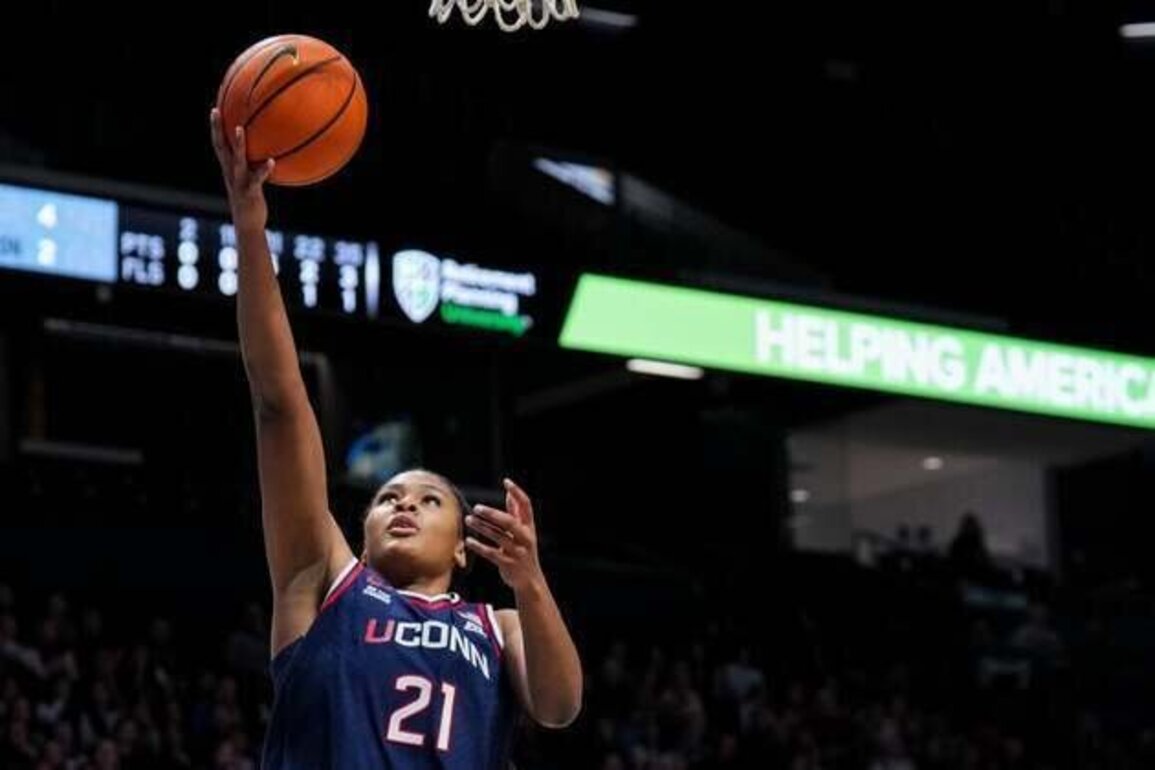 Sarah Strong, No. 1 UConn rip through South Florida