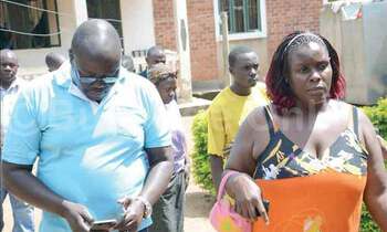 Nakakande (ku ddyo) ne mukulu we nga bafuluma awaka. Nakakande (ku ddyo) ne mukulu we nga bafuluma awaka.