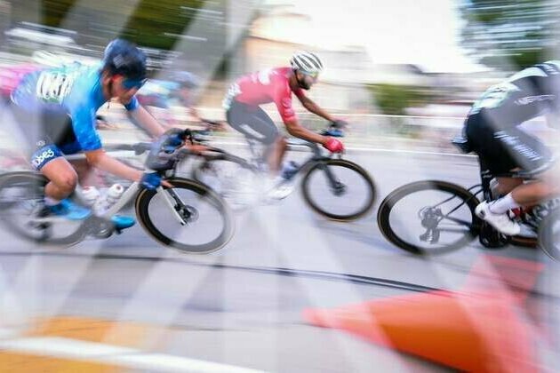 Tim Merlier avoids crashes to take Stage 3 in photo finish