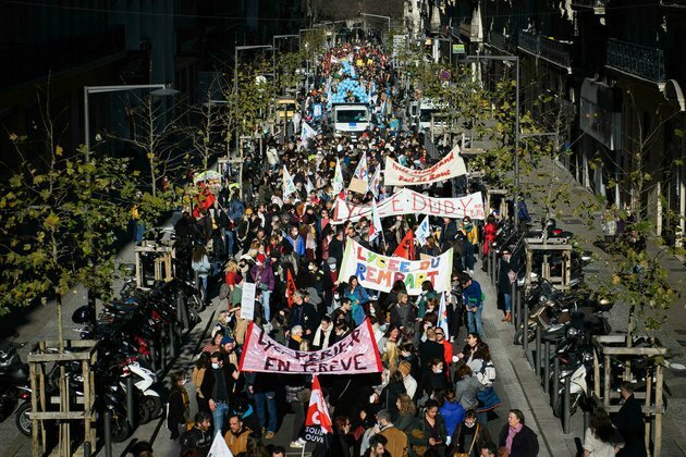 Teachers in France stage massive walk-out over Covid confusion