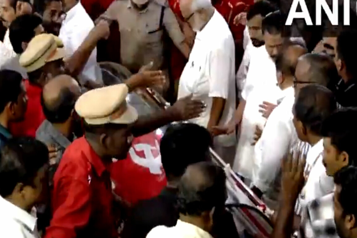 Mortal remains of VS Achuthanandan brought to his hometown Alappuzha for public homage