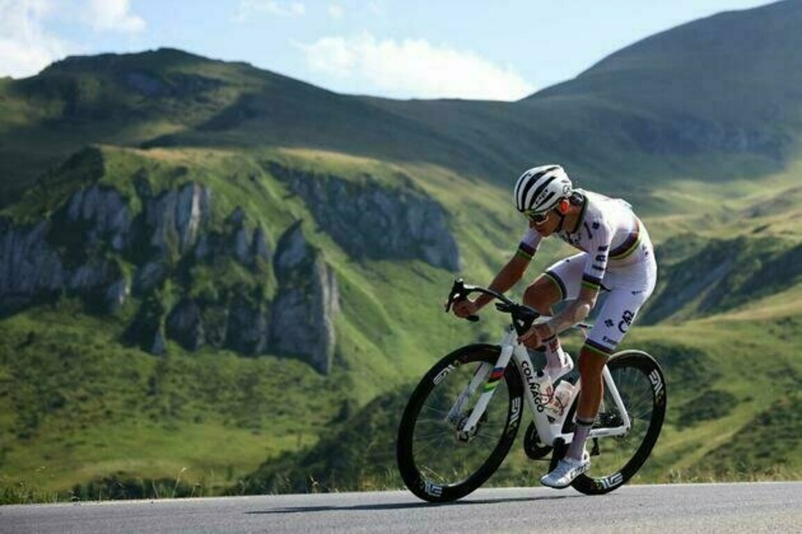 Thymen Arensman earns first Tour de France stage win