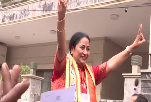 Delhi CM designate Rekha Gupta leaves for swearing-in ceremony at Ramlila maidan