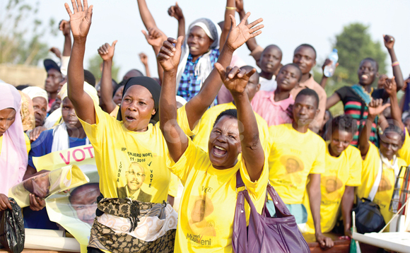 Abawagizi ba Pulezidenti Museveni mu lukuηηaana e Busaana mu Kayunga. Abawagizi ba Pulezidenti Museveni mu lukuηηaana e Busaana mu Kayunga.