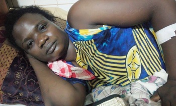 Achen nga yaakamala okulongoosebwa essasi mu kabina mu ddwaaliro e Mulago. Achen nga yaakamala okulongoosebwa essasi mu kabina mu ddwaaliro e Mulago.