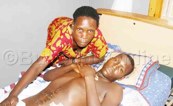 Mbajjo eyakubwa amasasi ng'ali ku ndiri. Mbajjo eyakubwa amasasi ng'ali ku ndiri.
