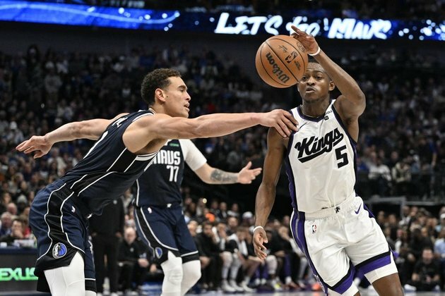 Domantas Sabonis' double-double carries Kings past Mavericks