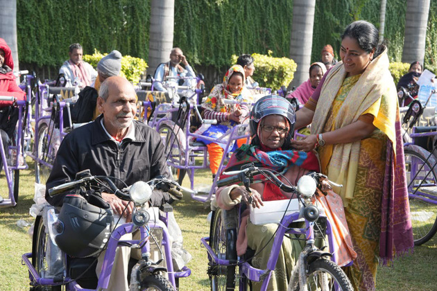 Delhi CM Rekha Gupta visits Rajiv Gandhi Super Speciality Hospital, reviews patient care