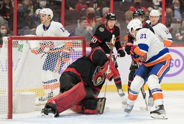 Islanders snap 11-game losing streak with win over Senators