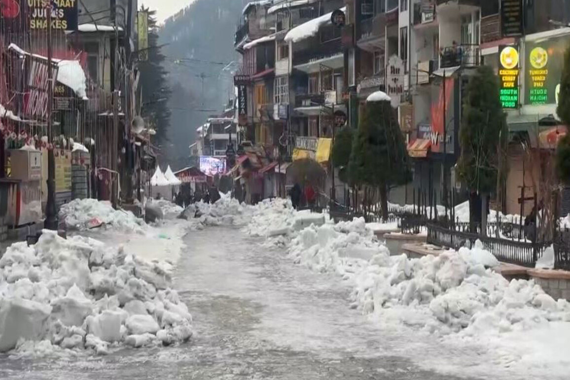 Himachal Pradesh: Tourists face traffic congestion in Manali amid heavy snowfall