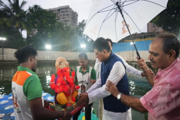 Maharashtra: Union Minister Piyush Goyal performs Ganpati visarjan in Mumbai
