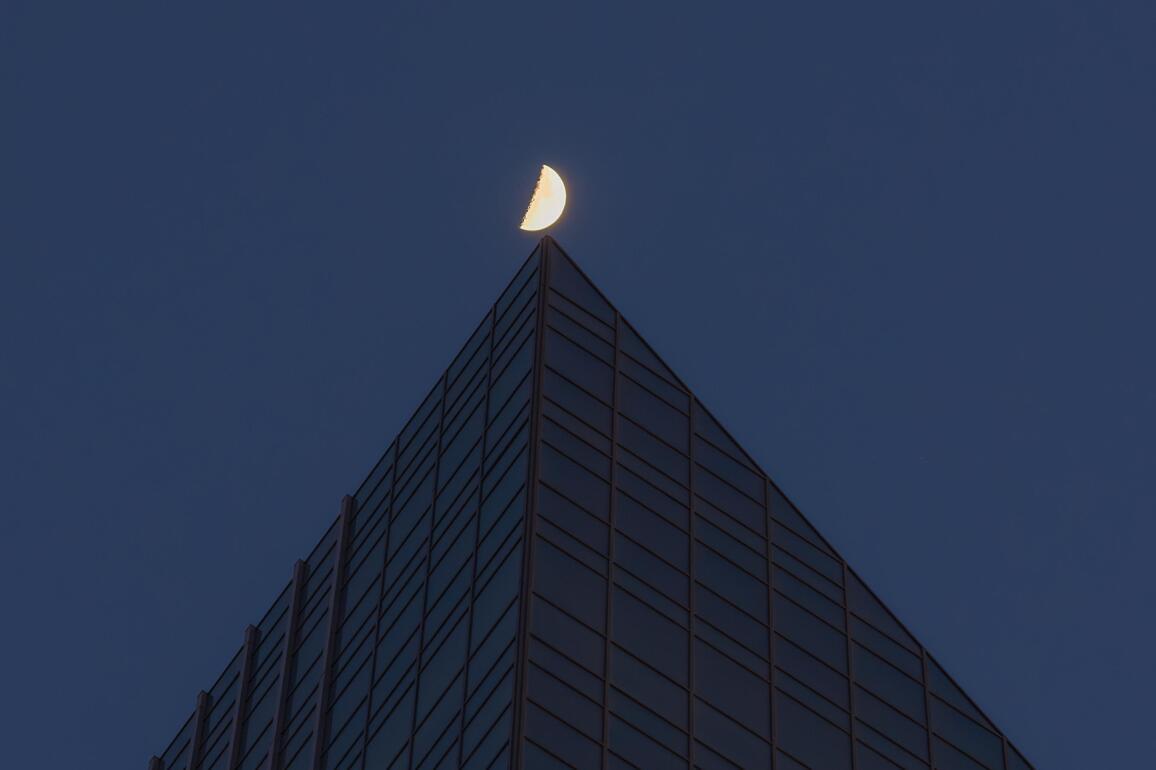 #(EyesOnSci) CHINA-ASTRONOMY-FIRST QUARTER MOON (CN)