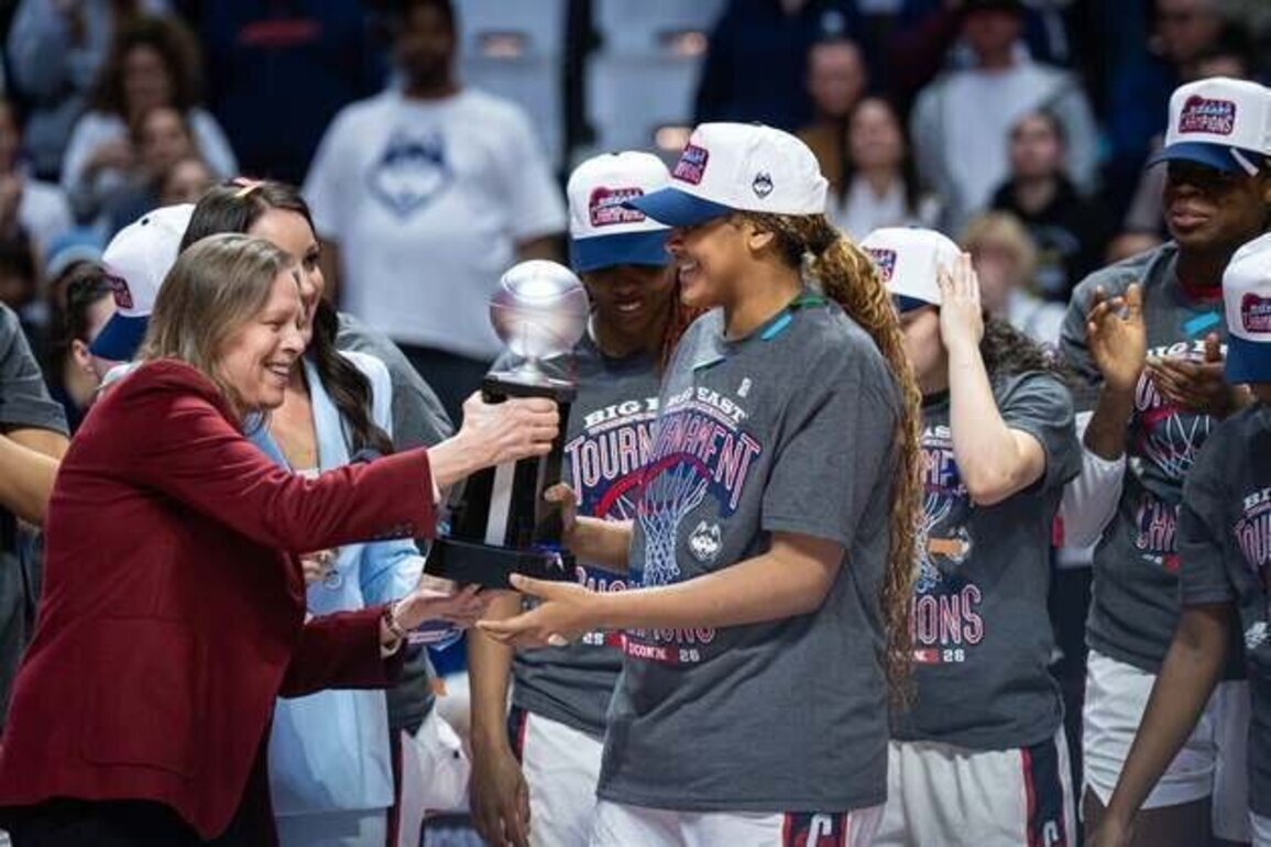 UConn, UCLA, Texas, South Carolina lead women's NCAA field