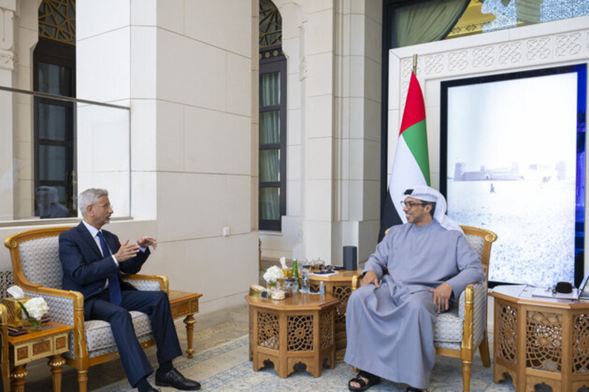 Mansour bin Zayed meets with Minister of External Affairs of India