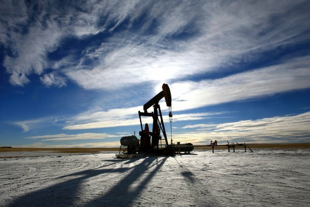 Oil pushes past $86 as greenback wilts