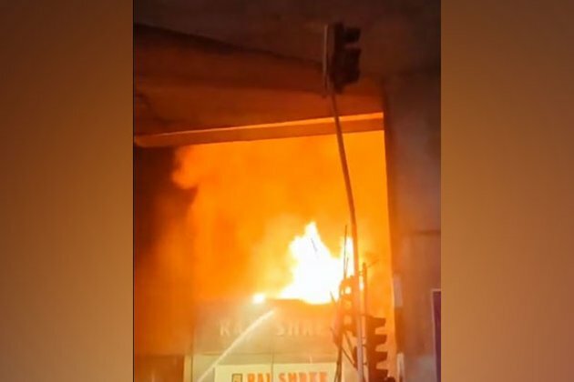 Mumbai: Fire breaks out at electronic goods store in Andheri East, one dead