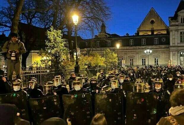 Paris Police Evict Migrants from Theater after Months-Long Occupation