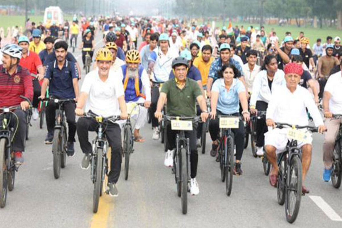 Mansukh Mandaviya cycles along with MPs in New Delhi as part of 'Fit India Sundays on Cycle'