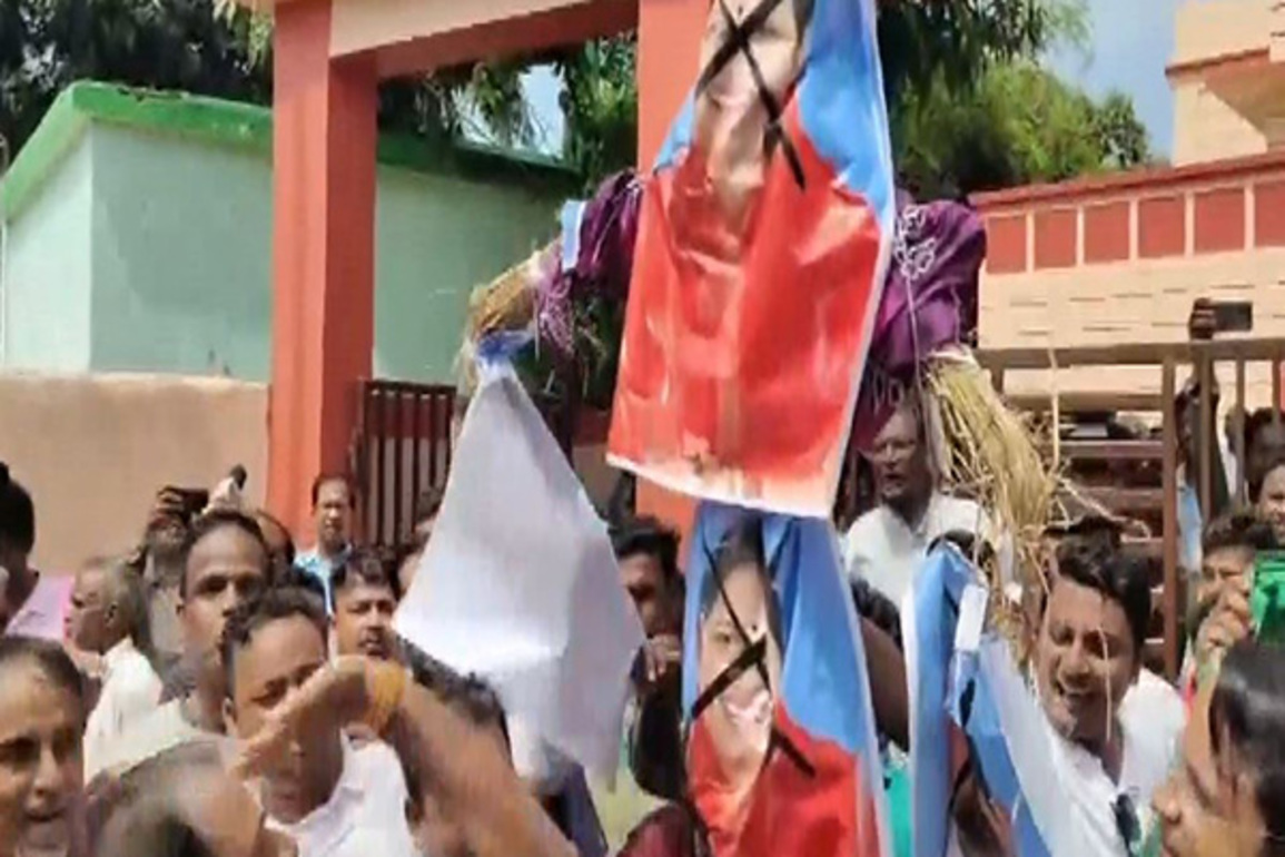 Odisha: BJD, Congress demand CM & Dy CM's resignation over minor girl set on fire; victim shifted to AIIMS Delhi