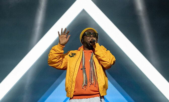 will.i.am accuses Qantas flight attendant of racism will.i.am accuses Qantas flight attendant of racism