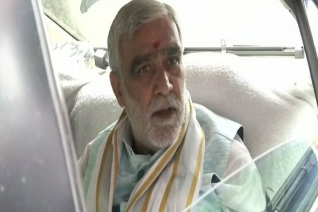 Ashwini Choubey, Arvind Kejriwal visit Jaitley at AIIMS