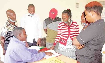 Taremwa (atudde) ng’agezaako okunnyonnyola ababanja ez’Emyoga. Taremwa (atudde) ng’agezaako okunnyonnyola ababanja ez’Emyoga.