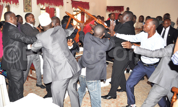 Bakansala ba NRM nga bakubagana n’aba DP mu kkanso. Bakansala ba NRM nga bakubagana n’aba DP mu kkanso.