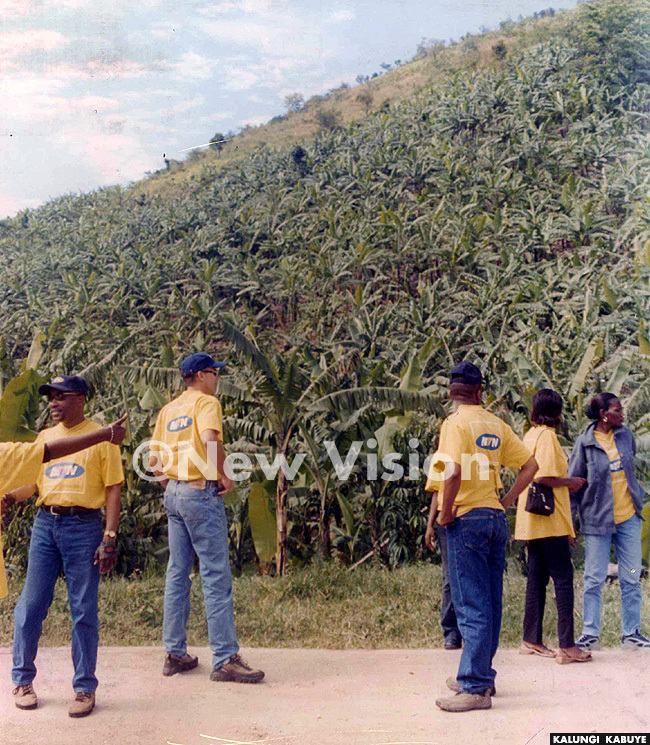  he  crew mesmerised by the bananacovered hills opf anungu before the anungu launch  ov 2002