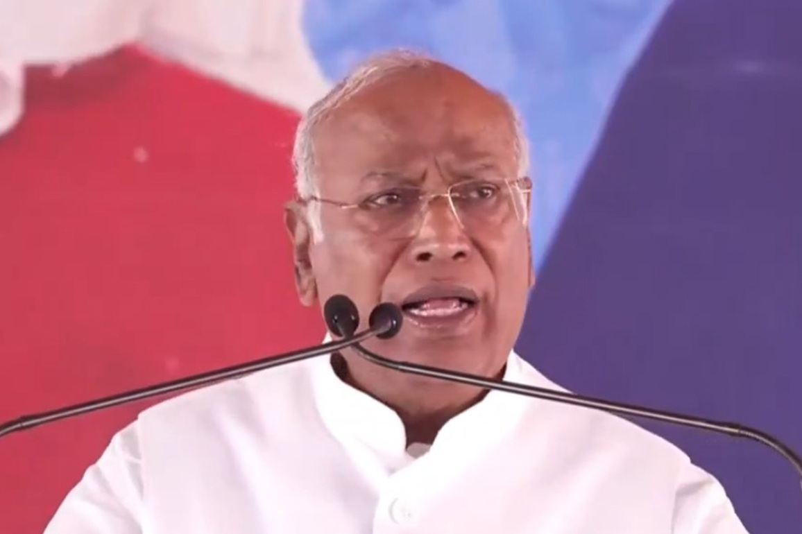 "Crying, wailing won't get job done, fight like Rahul Gandhi": Kharge on Kejriwal's emotional breakdown after court discharge