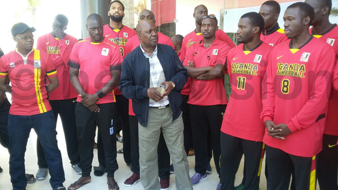 tate inister for ports harles akkabulindi addresses ranes and ilverbacks players in lexandria