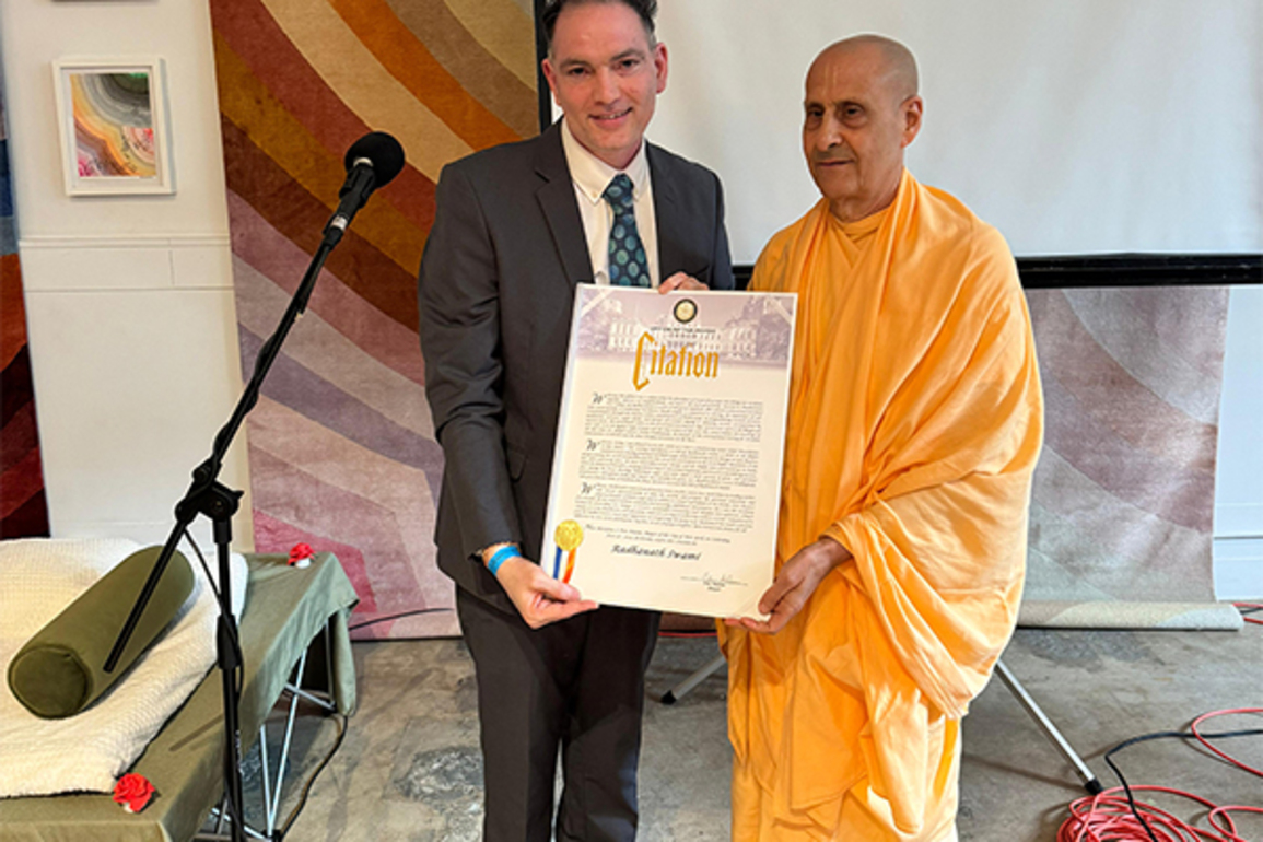 Hindu spiritual leader receives New York City honour at interfaith event