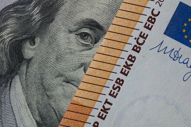 Russia slashes dollar & euro from reserves in favor of gold & yuan