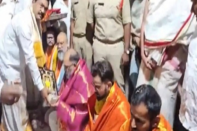 Virat Kohli offers prayer at Sri Lakshmi Narasimha Swamy temple in Visakhapatnam