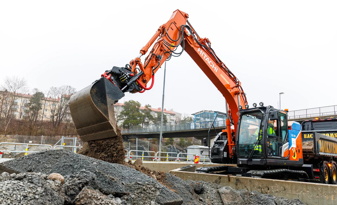 ZE135 battery-powered excavator