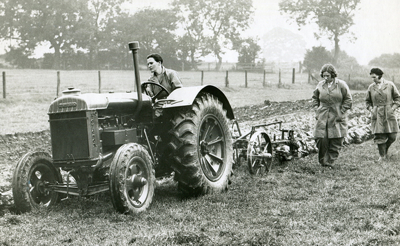 History311221p21classiclandgirls123 main 580x358.jpg