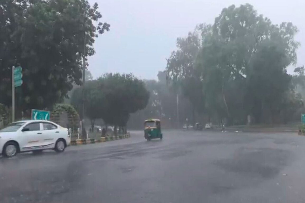 Heavy rain lashes Delhi; airlines issue travel advisories