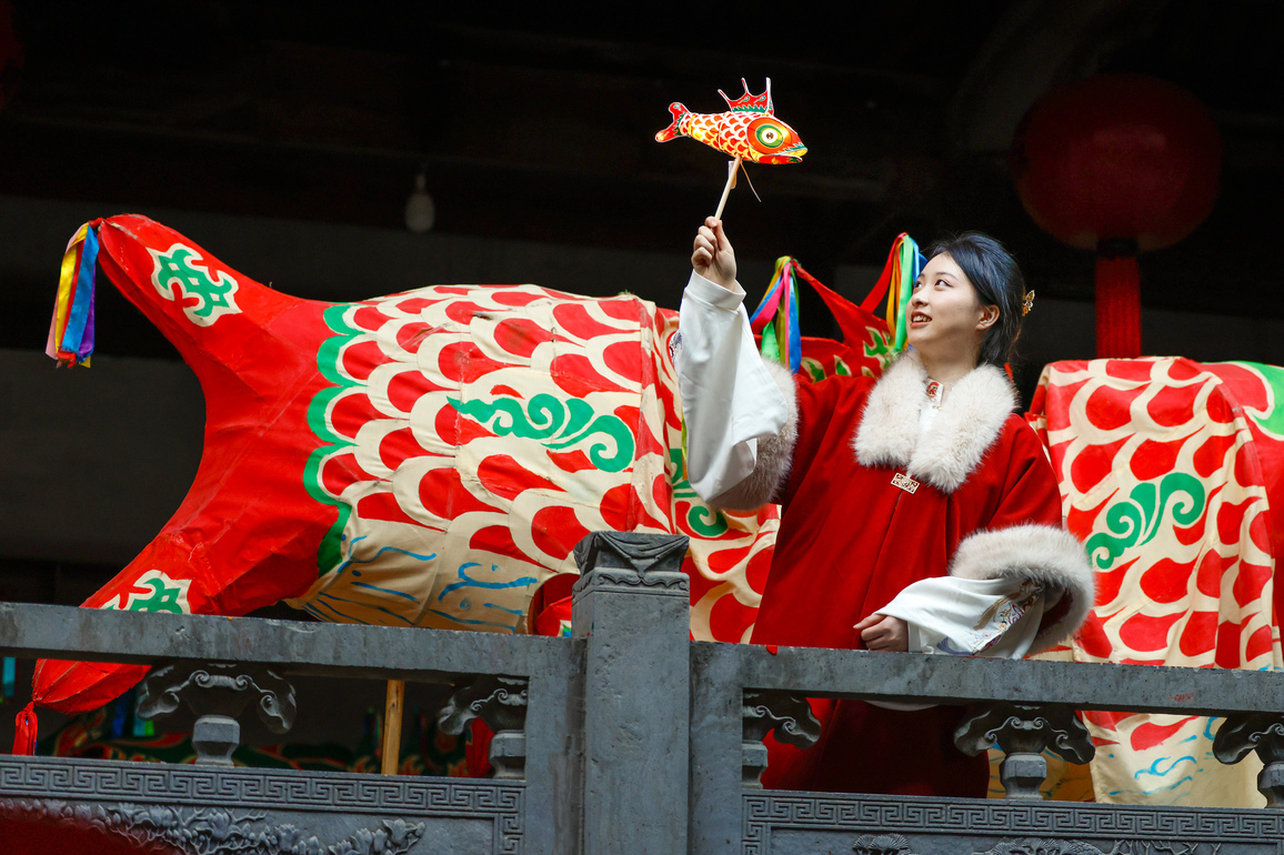 #(AmazingAnhui)CHINA-ANHUI-FISH-SHAPED LANTERNS (CN)