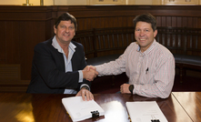  CMC MD Steve Radford (left) and Havilah CEO Water Richards shake on Portia deal