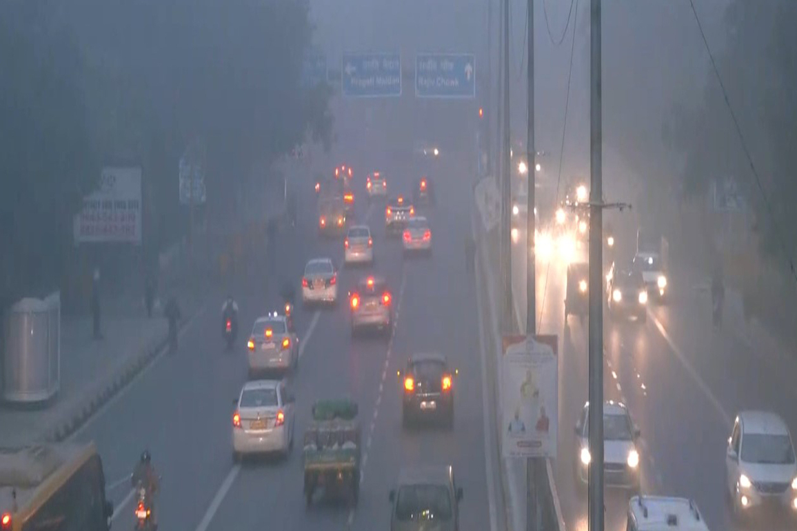Dellhi air quality remains 'very poor' at 387, thick smog persists in the city