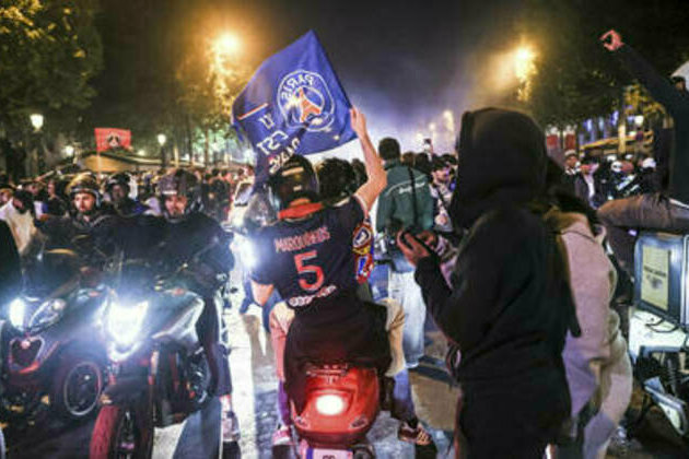 Fan violence and clashes with police erupt in Paris (VIDEOS)
