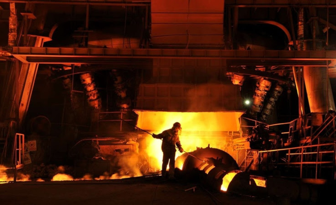Antes da IA, operador precisava se aproximar do canal de corrida de alto-forno