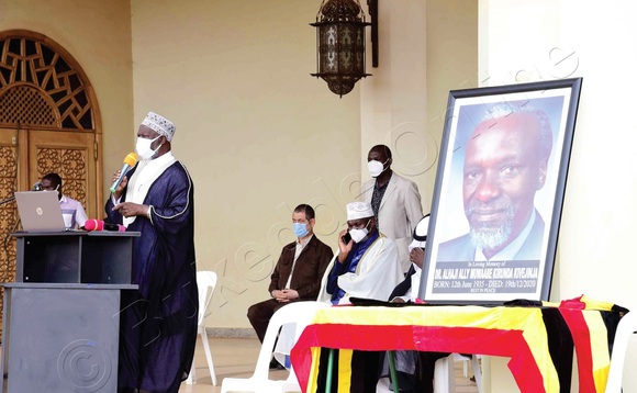 Mufti wa Uganda, Sheikh Ramadhan Mubajje mu kusaalira Kirunda mu muzikiti gwa Gadaffi e Kampalamukadde. Mufti wa Uganda, Sheikh Ramadhan Mubajje mu kusaalira Kirunda mu muzikiti gwa Gadaffi e Kampalamukadde.