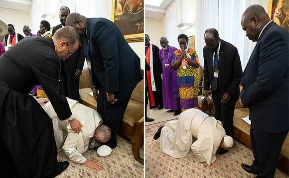 Paapa ng’anywegera Macha ne Salva Kiir bwe batalima kambugu. Baabadde Vatican Paapa ng’anywegera Macha ne Salva Kiir bwe batalima kambugu. Baabadde Vatican